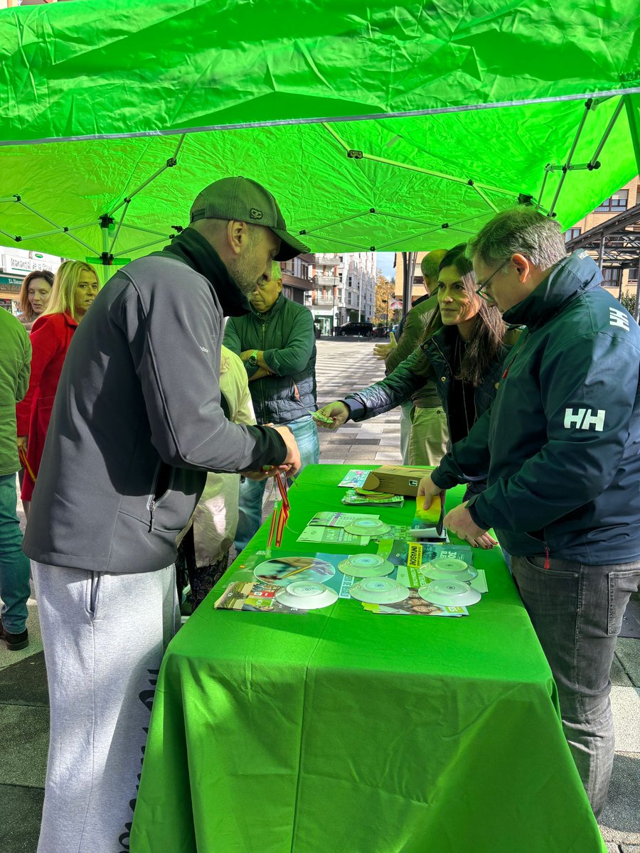 💚 Hoy muchos os habéis acercado a nuestra mesa informativa en Maliaño, donde hemos tenido a nuestra presidenta <a href="/lauravelascogut/">Laura Velasco</a> a nuestra diputada portavoz <a href="/LeticiaDiazR/">Leticia Díaz</a> a nuestro concejal por <a href="/Vox_Camargo/">VOX Camargo</a> Javier Barrón y a muchas de las personas que formamos VOX Cantabria 💪🏻