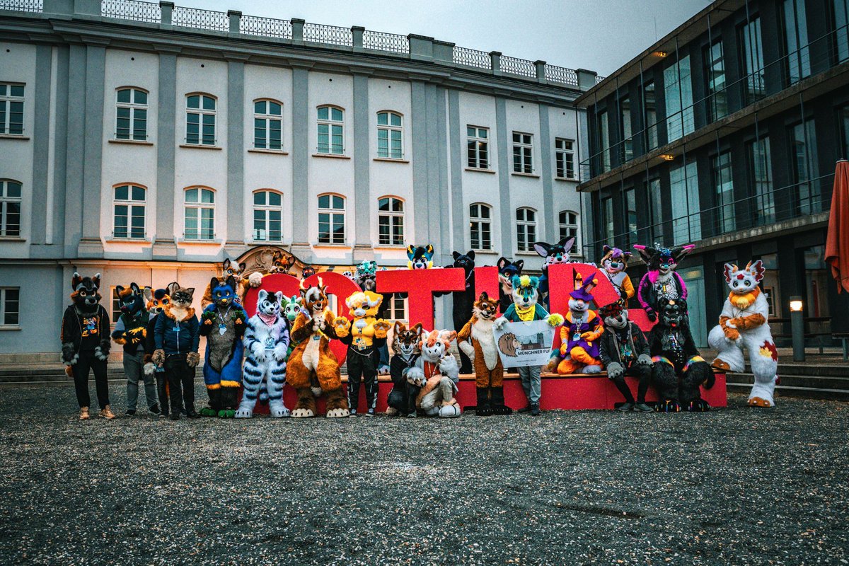 Bevor es gleich an Bord der #Furrytram geht, machen wir einen kleinen Stopp auf dem THA-Campus: Vielen Dank an die <a href="/TH_Augsburg/">Technische Hochschule Augsburg</a> für ihre spontane Unterstützung bei den Parkmöglichkeiten für unsere #Fursuiter!