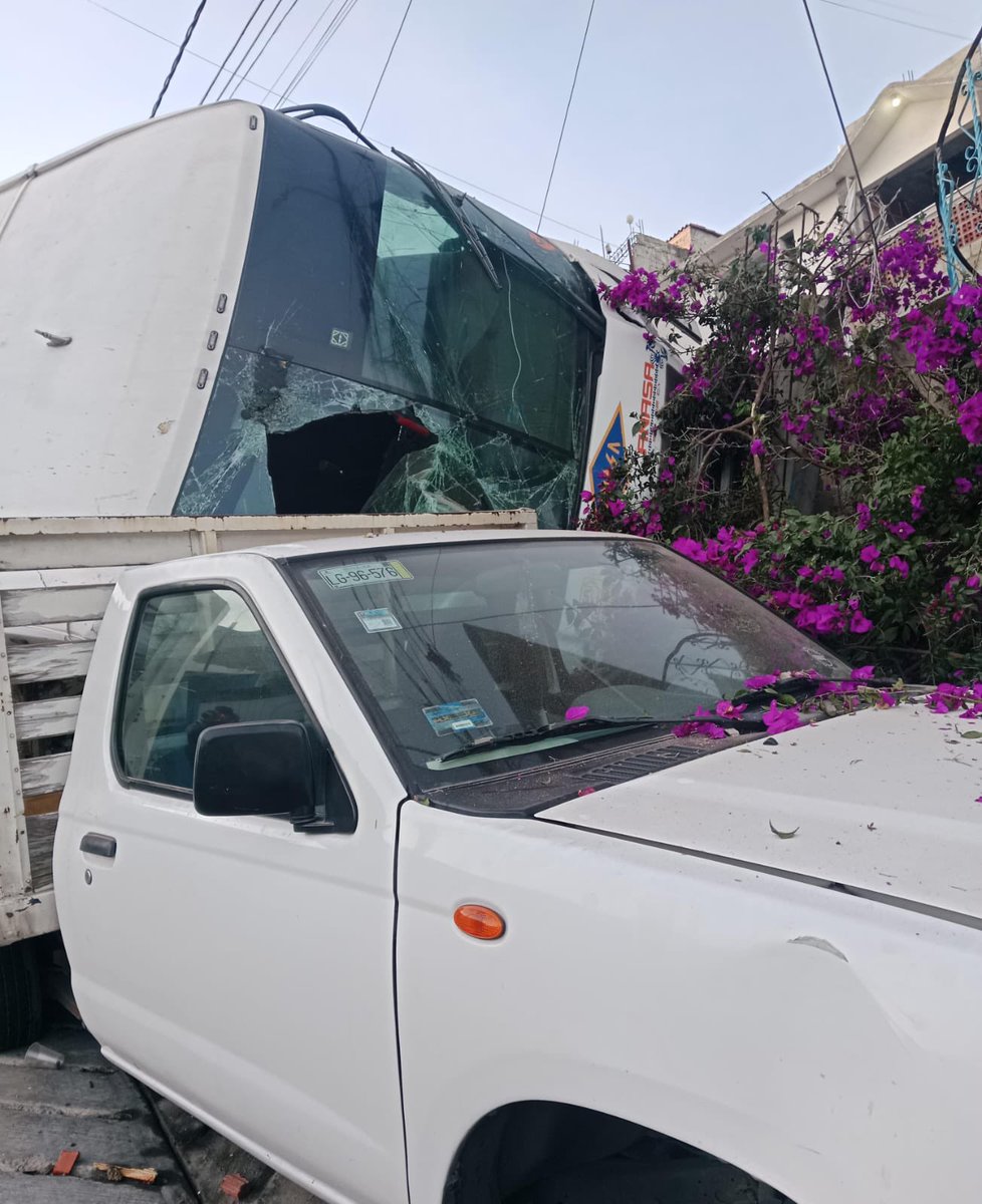 Conductor de camión ANASA en presunto estado de ebriedad choca en #NicolásRomero 
Ayer a la media noche, un conductor al que vecinos señalan en presunto estado de ebriedad, chocó su unidad de transporte público contra varias viviendas en la colonia Jorge Jiménez Cantú. #Edomex