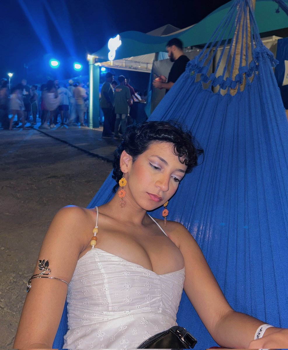 thursday girl tweet media