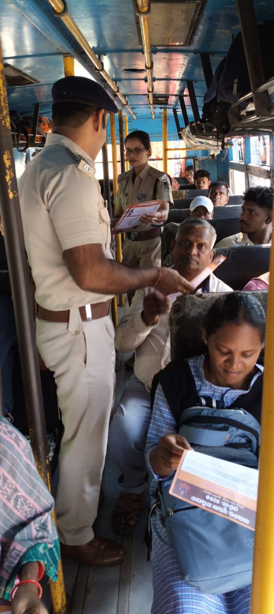 sprayagada's tweet photo. As part of the #CyberSafetyCampaign, #Muniguda PS distributed cyber safety pamphlets at the #Bus_Stand on 08.11.2025, promoting safe and responsible use of digital platforms.
@DGPOdisha
@digswrkoraput
@odisha_police
@cybercopodisha
@CIDOdisha
@DM_Rayagada https://t.co/mCeBGg5vIg