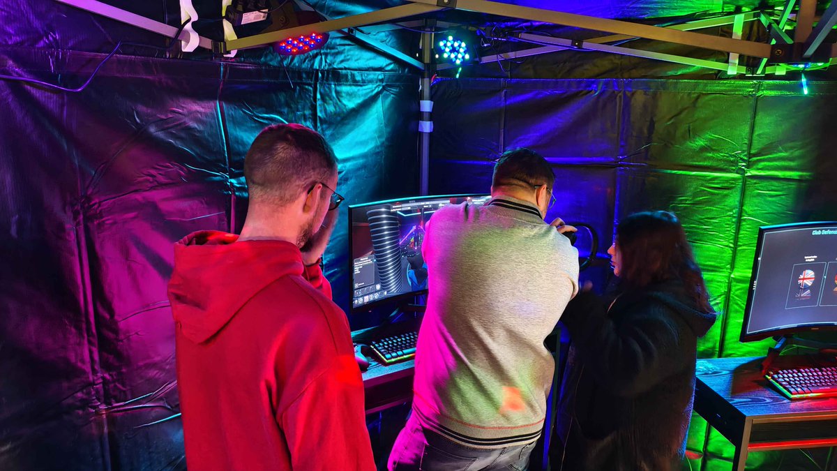 Club Defenders running wild @PlayCon in Trier this weekend.
Come around, celebrate games, listen to our ingame music in the club we build and most importantly: test our action tower defense game Club Defenders.

#gamedev #indiedev #videogame #PlayCon
