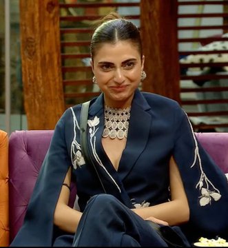 news_all4's tweet image. hana pls be serious 😭😭😭

 #FarrhanaBhatt #BB19 #BiggBoss19