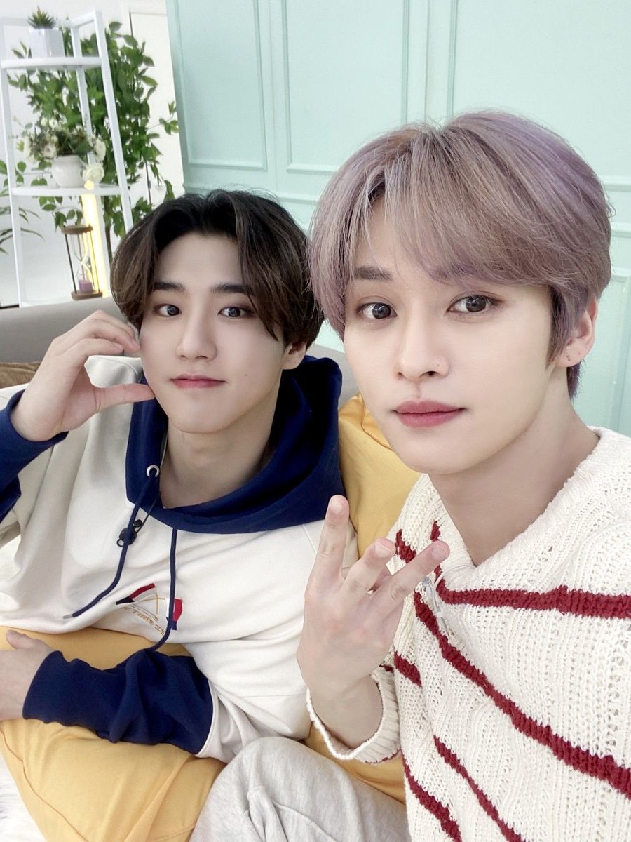 01. (Enem) Em Two Kids Room (2022), Han, do grupo sul-coreano Stray Kids, caracteriza Lee Know como “estranho” e afirma ser “normal”. Em resposta, Lee Know declara: 
a) que prefere pessoas diferentes
b) que a normalidade é relativa
c) que gosta do normal
d) que Han está enganado