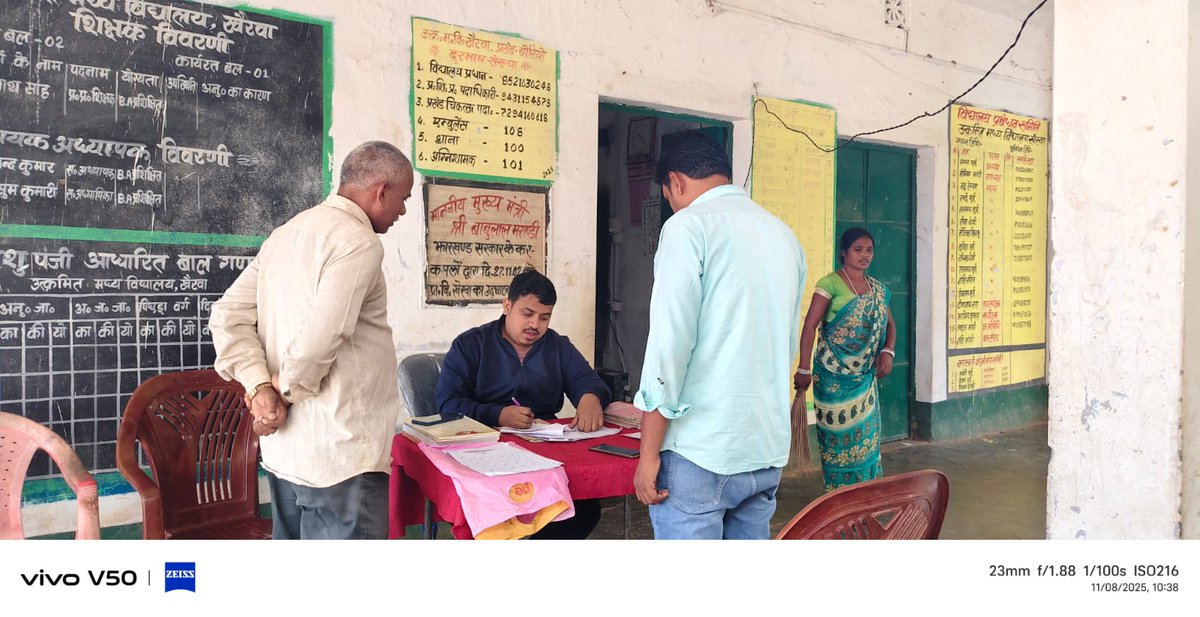 dc_sahibganj's tweet photo. जिला शिक्षा अधीक्षक कुमार हर्ष द्वारा बोरियो एवं बरहेट प्रखंड के 5 विद्यालयों का औचक निरीक्षण किया गया।
छात्र उपस्थिति 40–50% पाए जाने पर असंतोष व्यक्त करते हुए शिक्षकों को समयपालन, मिड डे मील की गुणवत्ता, और अभिभावक जागरूकता बढ़ाने के निर्देश दिए।
#Education #SchoolInspection https://t.co/odkSuKUhJ3