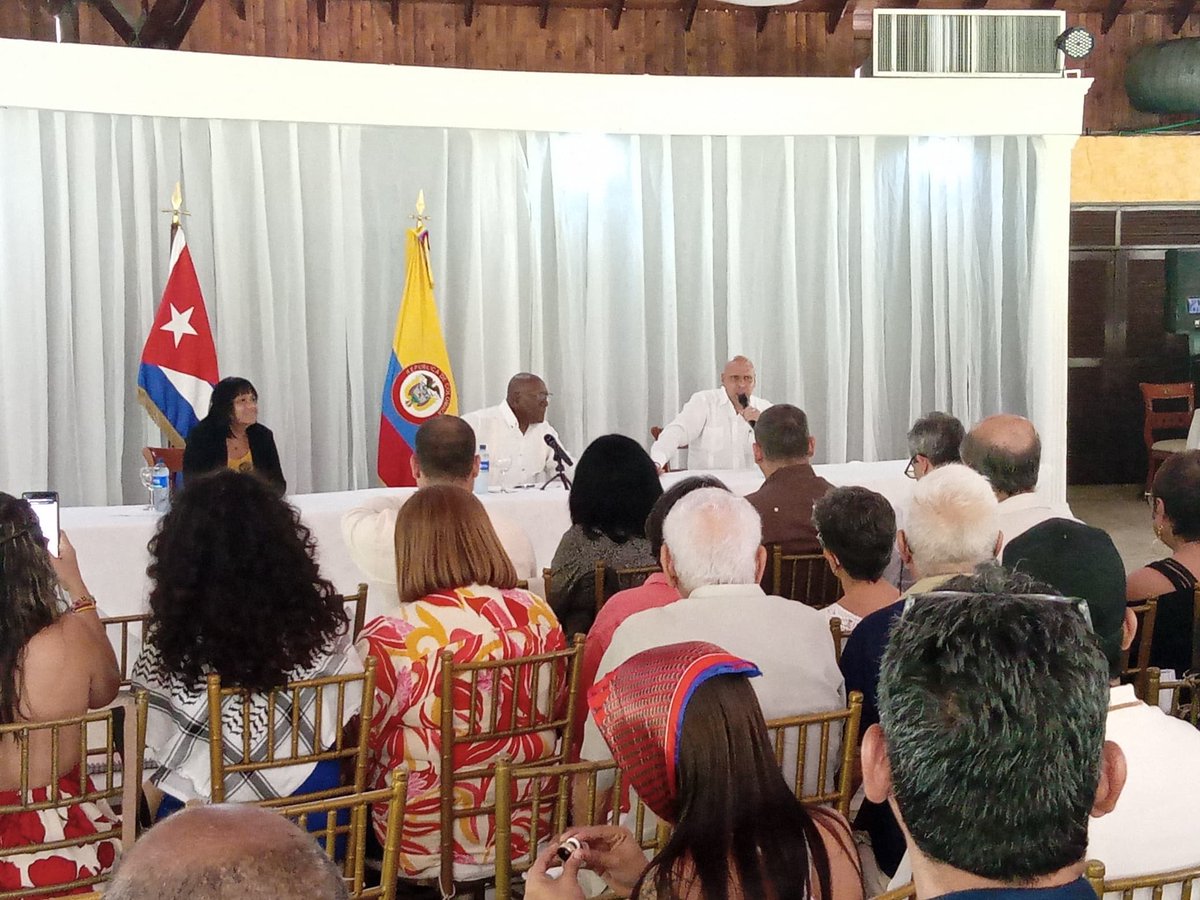 AnayansiRCamejo's tweet photo. Ahora, en Santa Marta, encuentro con nutrida representación de amigos solidarios en #Colombia, con la presencia Vicepresidente @SalvadorValdesM. Mucha emoción al escuchar sus expresiones de solidaridad, su rechazo a bloqueo 🆚️ #Cuba🇨🇺, su defensa ALC como #ZonadePaz. Gracias 🇨🇴 https://t.co/fXEsy30cR1