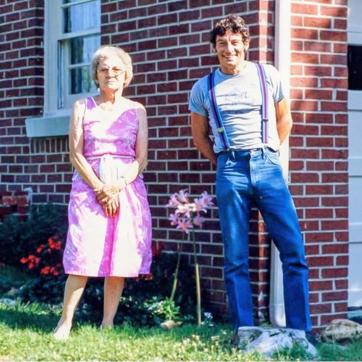 jimvarneybook's tweet photo. Jim with his mother at her Lexington, KY home in the mid 1980s.
#JimVarney #IOBE https://t.co/6W5gysyuCF