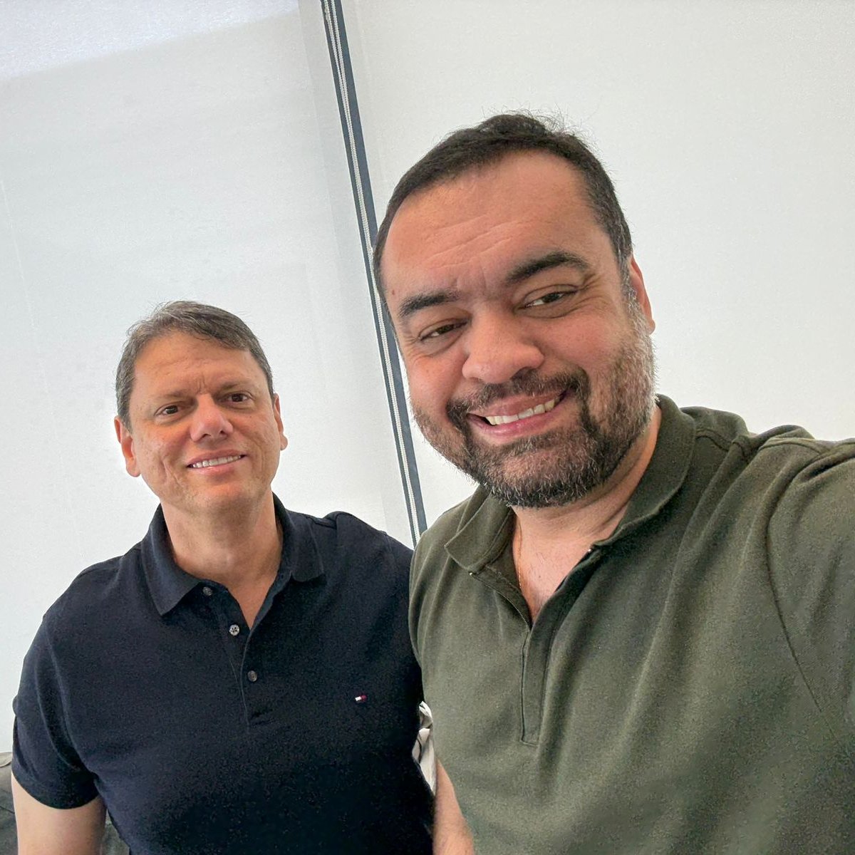 Rio e São Paulo enfrentam desafios parecidos, mas também compartilham a mesma determinação de superá-los. Dois estados que agem com coragem, planejamento e responsabilidade para proteger quem vive e trabalha com honestidade. 🤝 <a href="/tarcisiogdf/">Tarcísio Gomes de Freitas</a>