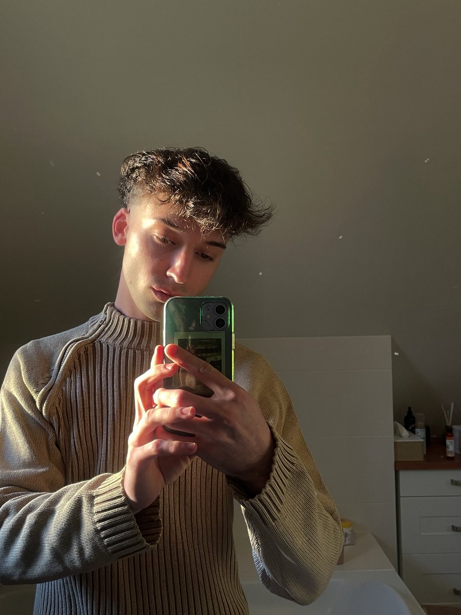 grafikass's tweet photo. J’ai volé le pull de mon père https://t.co/JVm8AQY8gU