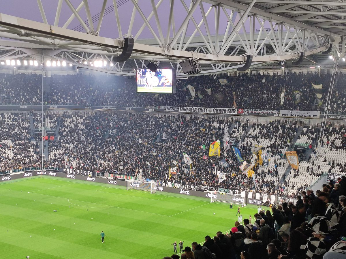 Curva carica contro i 🐂 #juventustorino #juvetoro #finoallafine #forzajuve