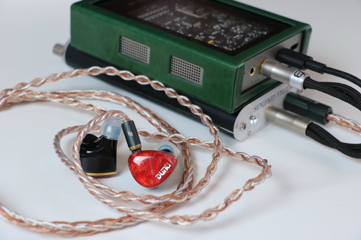 shukegadget's tweet photo. PR
休日の真夜中のポタオデ✨

DUNU DN242
Effect Audio Ares S II × Cadmus II
SoundTiger Sinfonia
ESSENCE AUDIO JE-FI1-S FA/PRO
PC
MUSE HIFI M6 Double
SpinFit W1

やっと帰宅してから落ち着いた😀
今夜の作業のお供はMUSE HIFI M6 DoubleをPCで運用してみる。
この大きさと安定感とビルドクオリティ。デスクトップ運用でも充分活躍できそう(ゲームもいけるんじゃないかな)。

繋げるのは新作のDN242。
M6 Doubleの中音域のウォームで滑らかさとのマッチ具合のボーカルがかなりいい感じに✨
高音はしっかりとクリアで全体の解像度も高く、ウォームだけにならないのが面白い。

ディスプレイ部分のノスタルジックな雰囲気が好きだから、部屋を暗くして運用した方がいいかも🤭

いよいよ来る11.11セールの準備進めています☺️