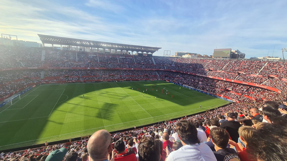Tarde de fútbol en el Sanchez Pizjuan.
Primera vez que veo un partido sin estar el Real Valladolid.