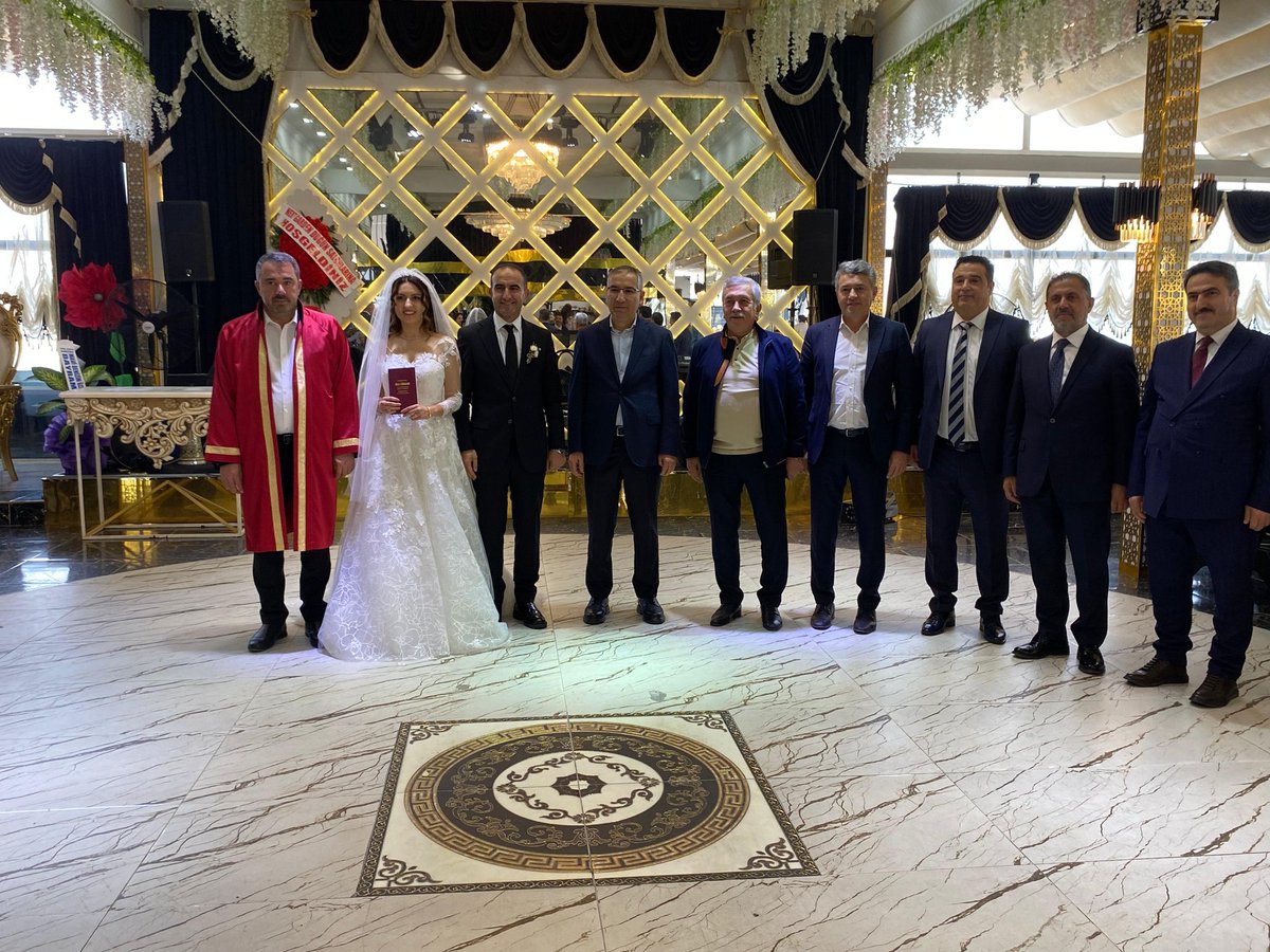 Kaymakamımız Üzeyir Aziz Özeren Pursaklar Belediyesi Deneyap Atölye Müdürü Selin Hanım ve Murat Çelebi'nin düğün merasimlerine katılarak mutlu anlarına şahitlik etti. 
Bir ömür mutluluklar.💐