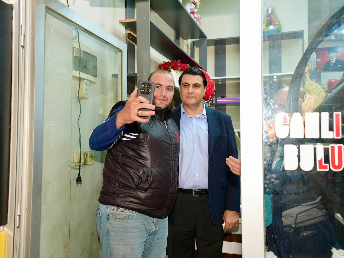 Muhteşemdin Nizip.
Sıcak gülüşleriyle, samimi sohbetleriyle gönlümüzü ısıtan esnaflarımıza yürekten teşekkür ediyorum.
Birlikte güldük, dertleştik, umutlarımızı paylaştık…
Her biriniz bu memleketin alın teri, emeği, bereketisiniz.
Yolumuz birlik, hedefimiz güçlü bir Nizip.