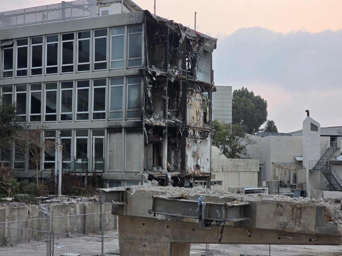 Visit to the <a href="/WeizmannScience/">Weizmann Institute</a> institute in 🇮🇱...ranked 6th in the world.

👀 at the devastation caused to this large laboratory building by an Iranian missile in June 2025...imagine if this had happened at a top university in the UK?