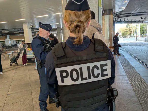 ⚖️ ENQUÊTE | Cergy (Val-d'Oise)
Décès suspect : un homme retrouvé mort ligoté et bâillonné
🎯 Épouse et 3 enfants majeurs en garde à vue
⚖️ Enquête en flagrance pour meurtre - DIPN 95
👤 4 personnes sans antécédents
📅 Jeudi 7 novembre - Décès constaté à 22h47
📰 Source : <a href="/afpfr/">Agence France-Presse</a>