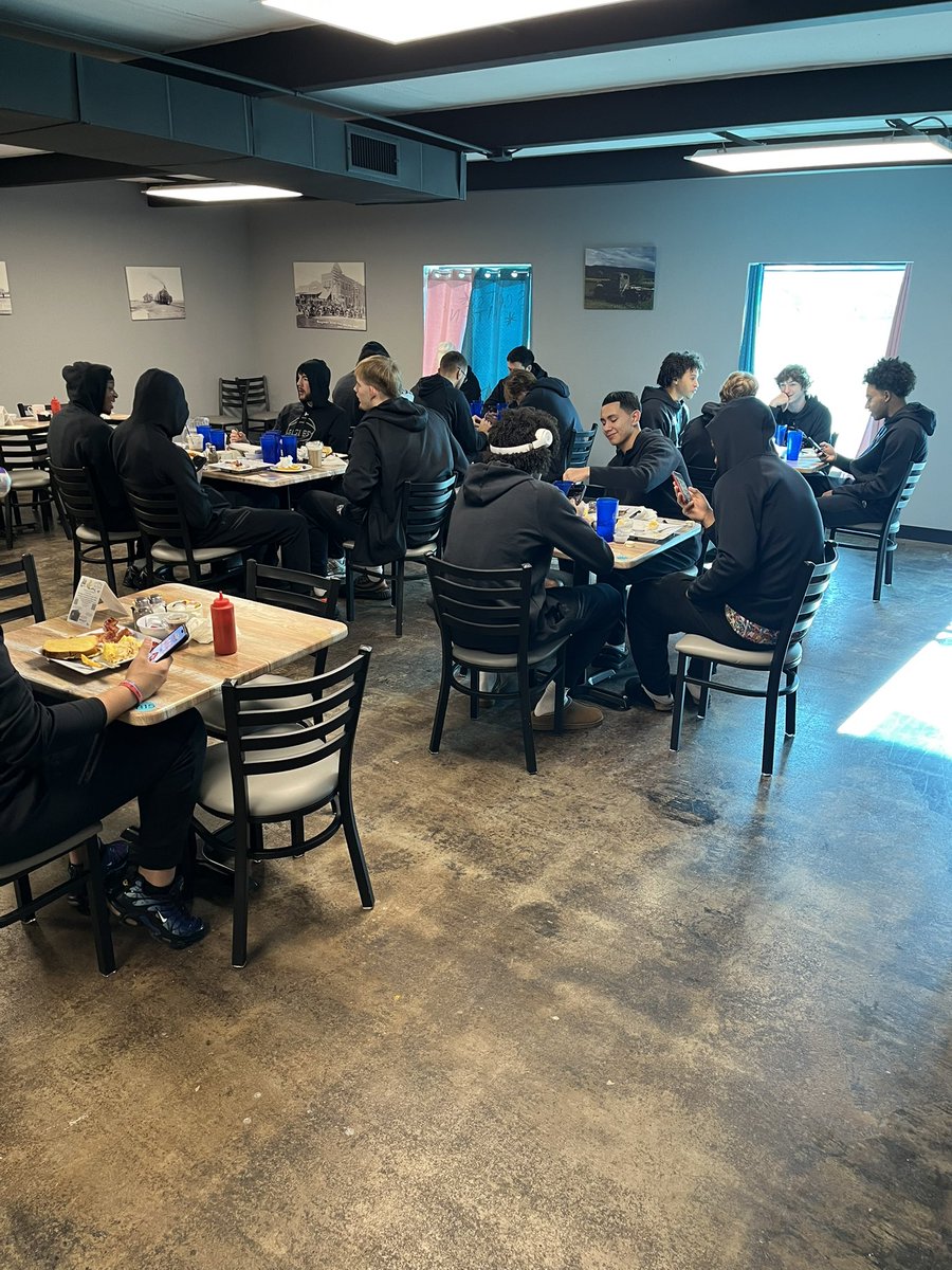 SCU_HOOPS's tweet image. Good Eats in Guymon for Pregame! 
#SOAR