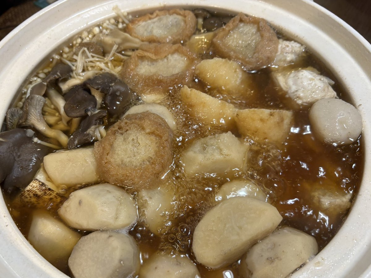 tip3s_design's tweet image. 「芋煮会」でした😆
東北の具材をいれたお鍋🍲
きりたんぽ、里芋、お麩、美味しいし手作りの蓮根つくね最高！
宮城と秋田と岩手の何処か覚えてなかった大量のお土産ありがとう😊