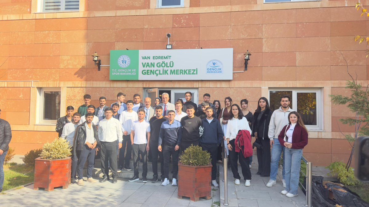 “Gelin Tanış Olalım” programı kapsamında KYK’da konaklayan gençlerimizle Van’ın tarihi ve kültürel güzelliklerini keşfettik.

Van Kedi Evi, Van Kalesi, Van Müzesi, Hüsrev Paşa Camii, Edremit Merkez ve Seyir Tepesi ziyaretleriyle dolu dolu bir gün geçirdik.