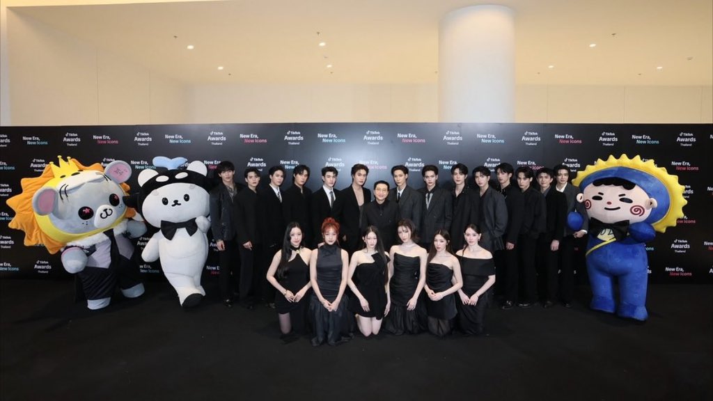 abnormal_heat's tweet image. Explain yourself???? GMM has hit rock bottom. Every single man in this photo deserves no respect. Let me remind you that this isn&apos;t the first time GMM has shown disdain and forced women to kneel, but this one is even worse.
#GMMTV