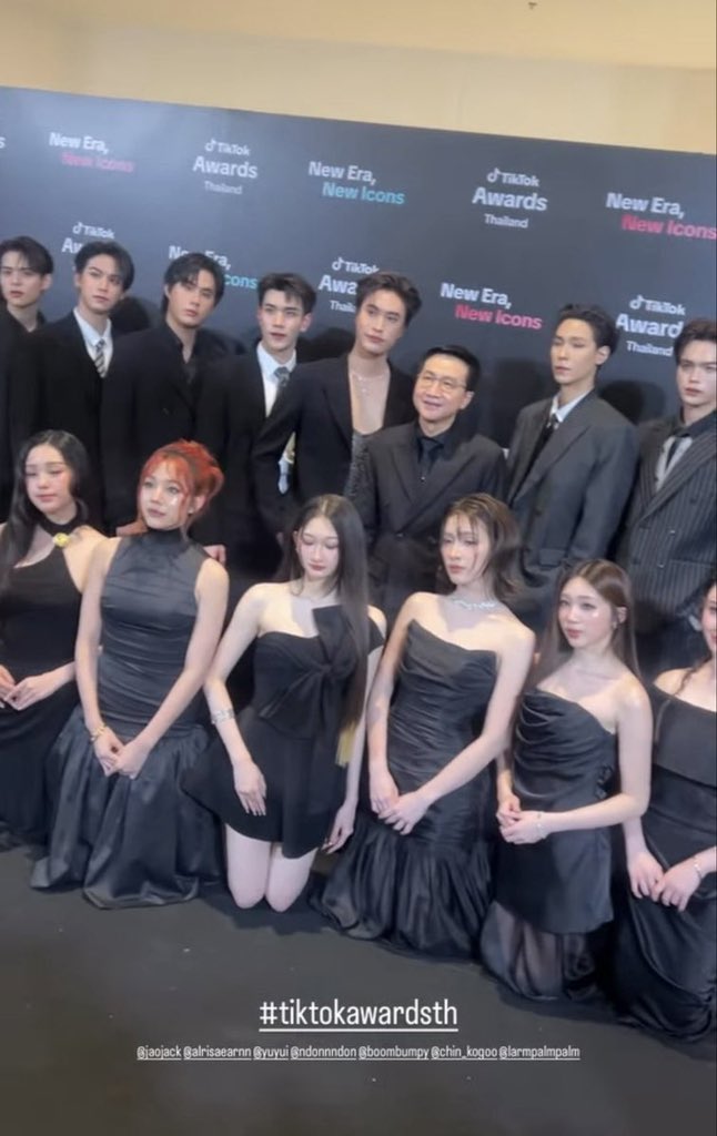 abnormal_heat's tweet image. Explain yourself???? GMM has hit rock bottom. Every single man in this photo deserves no respect. Let me remind you that this isn&apos;t the first time GMM has shown disdain and forced women to kneel, but this one is even worse.
#GMMTV