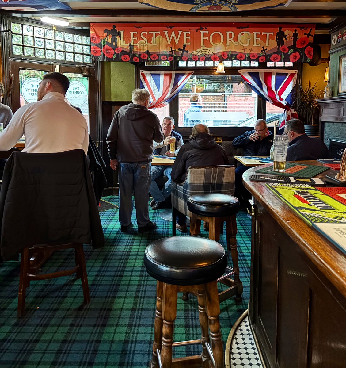 LondonPubMap's tweet photo. Bonus Pub, The Country House. What an absolute proper boozer this is. It wasn’t on the itinerary today but thanks to everyone who recommended I visit.
#earlsfield #boozer #sw18 https://t.co/9sBtOskgua