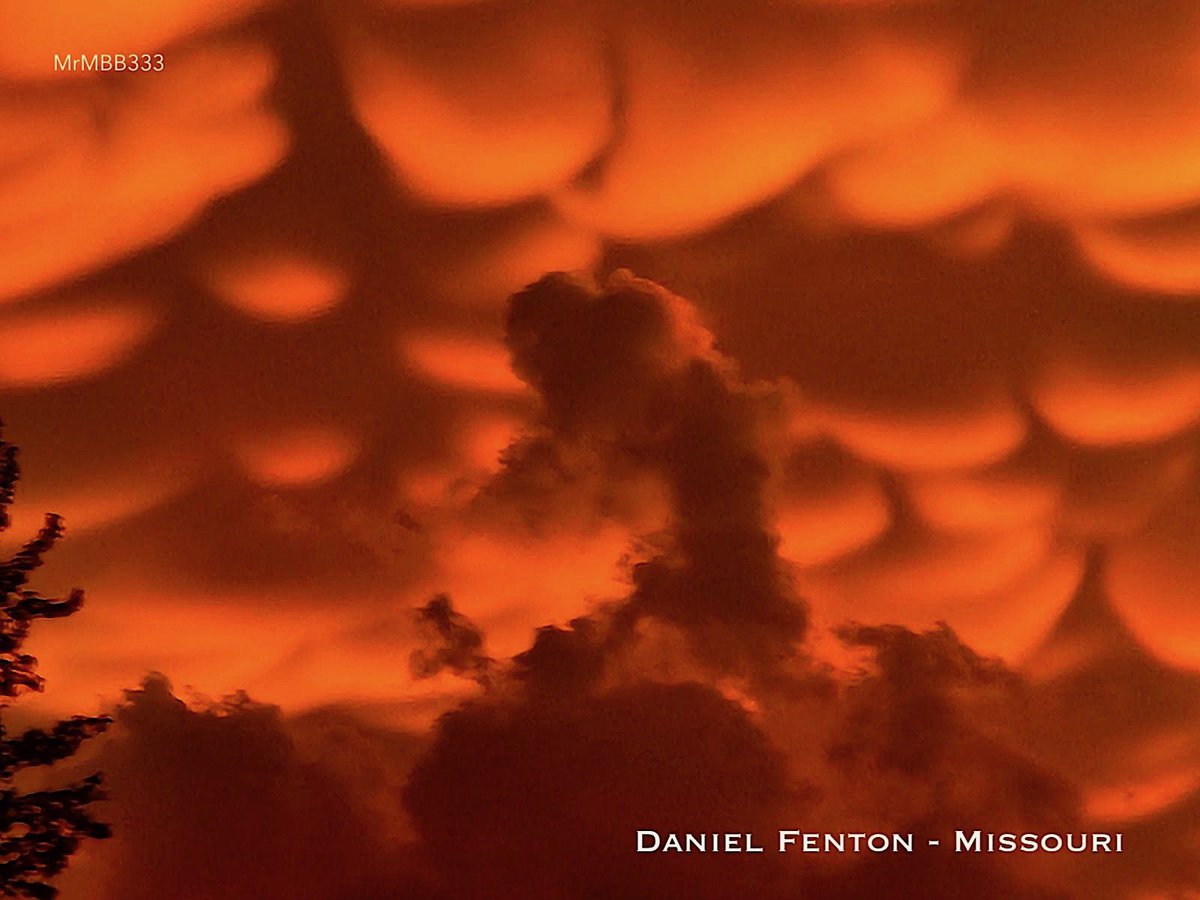 MrMBB333's tweet photo. THE SKY TURNED INTO FIRE — layers of energy rippling above Missouri.
You can feel the atmosphere changing.
#MrMBB333 #SkyPhenomenon #EarthWatchman https://t.co/BEGmrJwno5