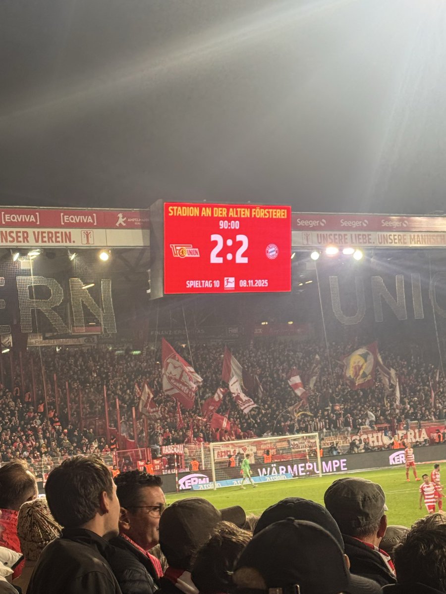 gaskadamian's tweet image. Bawarska Maszyna zatarła się przy Starej Leśniczówce … 😳 
Oj szczęśliwy ten remis Bayernu 
#BundesTAK #FCUFCB #Bayern