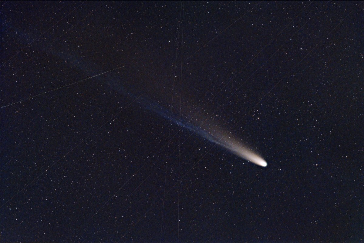 mkbroussard17's tweet image. Satellite Trails and Comet Lemmon, Nov 7, 2025

The first 4 minutes of satellite trails with 9 more minutes of comet blended in to flesh it out better.  I had to wait for a cloud bank to pass, so 13 x 1 min was all I got last night.   

#comet #cometlemmon #c2025a6 #asi2600