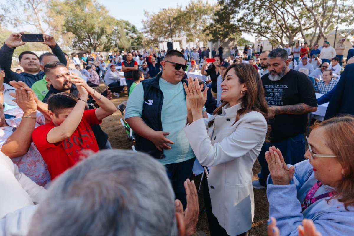 VeroDelgadilloG's tweet photo. "Yo no soy la de la basura, yo soy la que limpia y recoge su basura", esas fueron las palabras expresadas por Clarita hace más de un año durante nuestro primer #ComeConTuPresidenta, parte del equipo de limpieza de nuestra ciudad.

Ese día entendí que la agenda de la limpieza era también una oportunidad de dignificar la labor de las y los trabajadores de la limpieza, gente que aman a Guadalajara y dedican su vida a servirla.

Como Presidenta, no me queda más que agradecer a quienes mantienen #LimpiaGuadalajara, porque sin ustedes, sin su amor y dedicación, no hubieran sido posibles todos los logros que tuvimos este primer año de Gobierno en esta agenda tan importante.

Hoy, mi llamado a las tapatías y tapatías sigue siendo el que lanzamos desde hace un año, porque una manera de reconocerles a ellas y ellos es teniendo una #LimpiaGuadalajara, es siendo corresponsables del cuidado de nuestros espacios públicos.