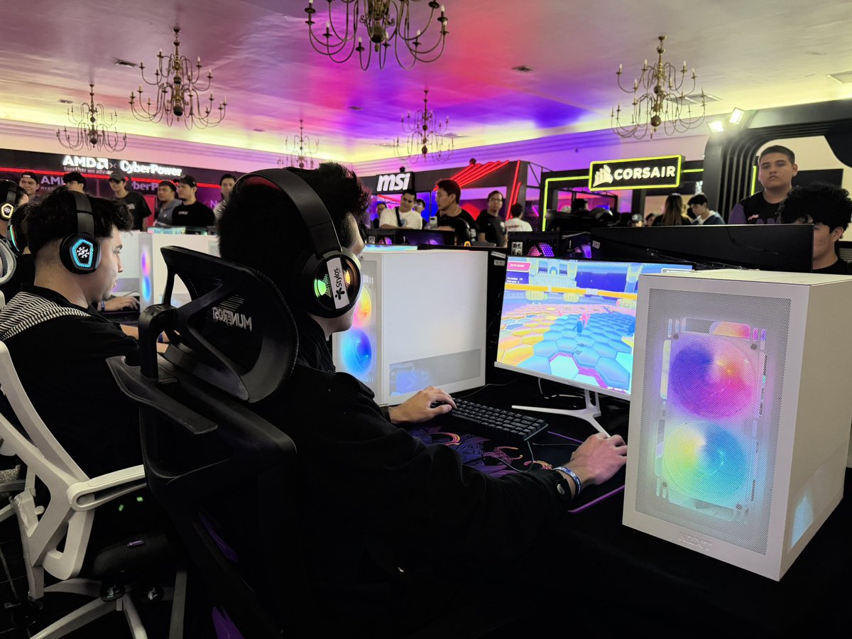 all4_esports's tweet photo. Se siente la emoción en el #ddfest 2025 GDL, pronto conoceremos a los ganadores de los torneos de hoy Sábado 08 de Noviembre! Para saber cuáles son ve a nuestro IG 🙈
#gaming #torneo #torneogdl #gameon #All4esports https://t.co/DFwWQ7ruP1