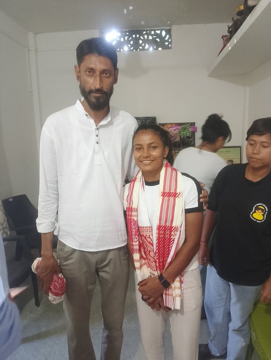 Rasmi_ZG's tweet image. এখেত ৰাজা ৰহমান। উমা চেত্ৰীৰ  গুৰু। ৰাজা ৰহমানৰ দৰে ব্যক্তিও উচিত সন্মান, মৰ্যাদা তথা আৰ্থিক সাহায্য দিয়াটো চৰকাৰৰ মই কতব্য বুলি ভাবো।
 কুশলে থাকক সদায় - যাতে এনে সহস্ৰ উমাৰ আৰু  গঢ় দিব পাৰে আপুনি। আপোনাৰ চেষ্টা আৰু উমাৰ কষ্টই সফলতাৰ ৰূপ পালে, অভিনন্দন দুয়োলৈকে 💐