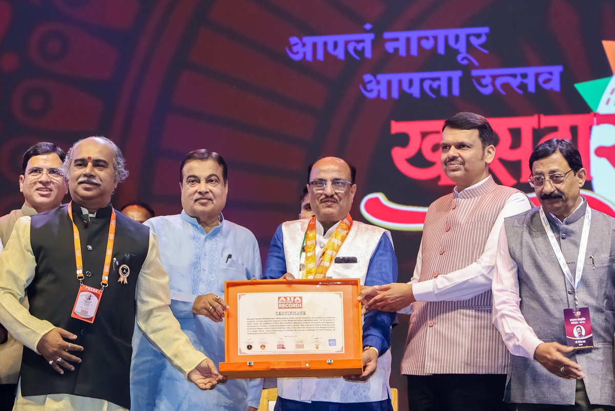 Dev_Fadnavis's tweet image. Celebrating Culture and Talent at Khasdar Sanskrutik Mahotsav 2025

Attended the ‘Khasdar Sanskrutik Mahotsav 2025’ along with our leader, Hon Union Minister Nitin Gadkari ji, in Nagpur today. Hon Gadkari ji has made this festival a vibrant celebration of culture and talent, a…