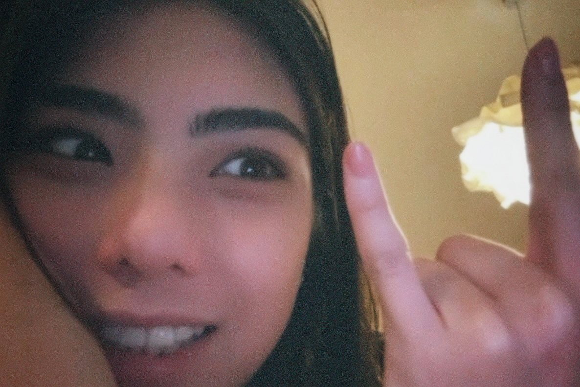 she leaned closer to the cam as her live was abt to end and stayed for more than 10 minutes. it was intimate, even though we’re just ending the day w her virtually. she did a small talk about how she’s more careful with words, abt kindness, and abt gratitude. i love u, mikha. 🥺