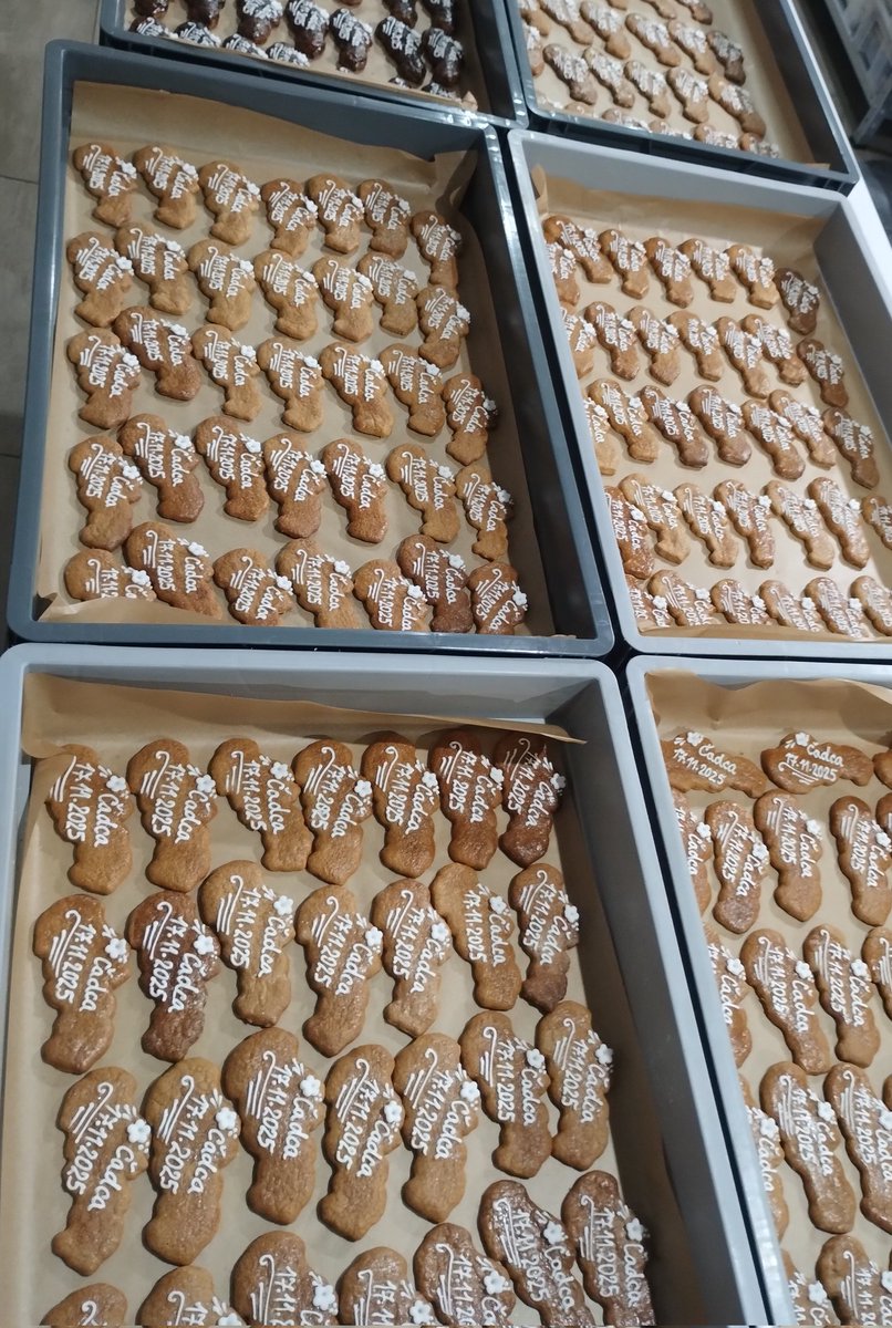 Hotovo, aspoň spočítame ľudí, lebo policajti nám tvrdia, že je nás tam 60. 🙈😅. Tak snáď bude tých perníčkov málo.