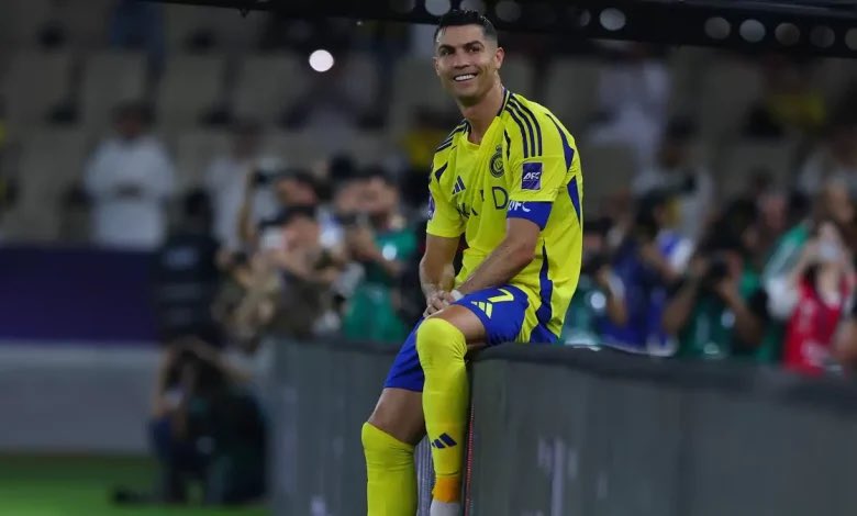 🔥حديث الجولة كان عن رجل واحد… كريستيانو رونالدو.

في مباراة النصر ضد نيوم، ورغم إن الفريق ما دخل بقوته القصوى، إلا إن رونالدو كالعادة خطف الأضواء 💫

من أول لمسة كان واضح إنه جاهز، يتحرك، يوجّه، ويطالب بالكرة بثقة الكبار.
وفي الشوط الثاني.. جات لحظة “الملك” 👑
ركلة جزاء عند