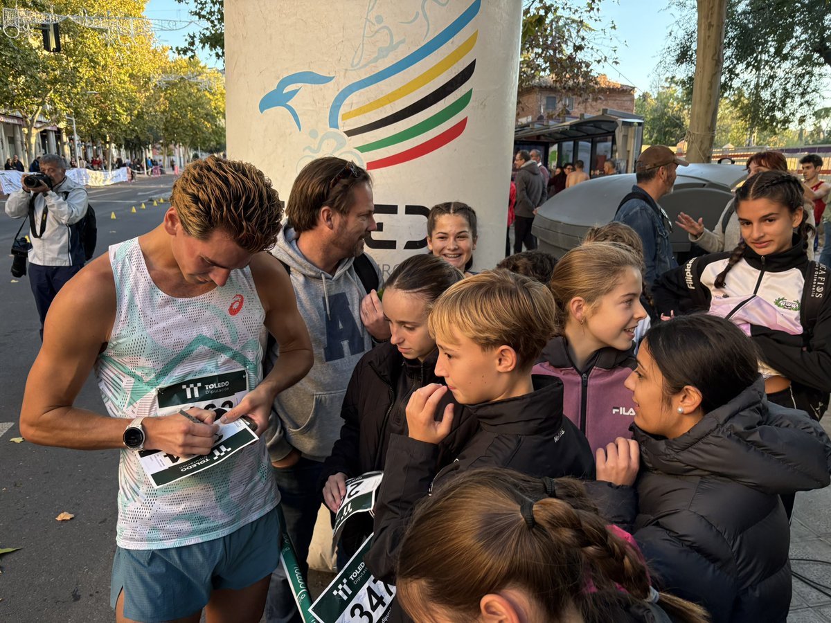AtletismoToledo's tweet image. Victoria del sueco Perseus Karlström , en su primera visita a Toledo, en la #EspadaToledana, seguido de Dani Chamosa y José Manuel Pérez Rubio. 💛 @ToledoAyto @DipuToledo @deportesclm @aemarcha @atletismoRFEA @ClmFa @AtletismoToledo