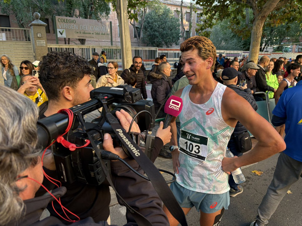 AtletismoToledo's tweet image. Victoria del sueco Perseus Karlström , en su primera visita a Toledo, en la #EspadaToledana, seguido de Dani Chamosa y José Manuel Pérez Rubio. 💛 @ToledoAyto @DipuToledo @deportesclm @aemarcha @atletismoRFEA @ClmFa @AtletismoToledo