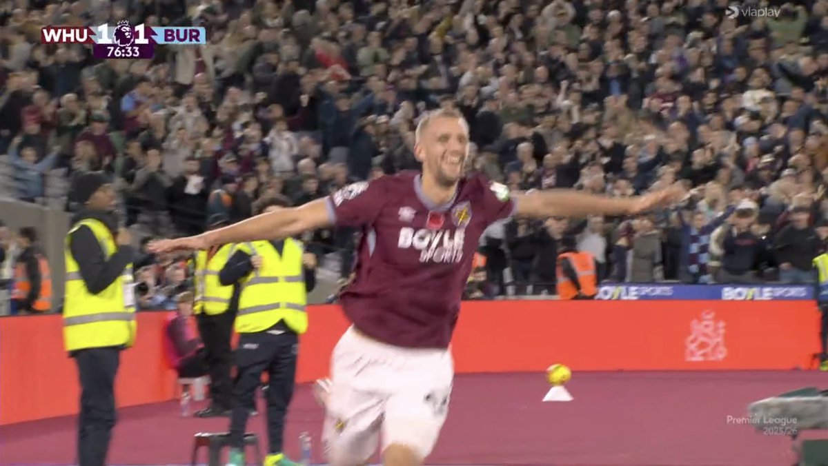 zackspin12's tweet image. SOUCEK YİNE ÜNLÜ DANSINI YAPIYOR! TOMAS SOUCEK’TE BİR FENOMEN VAR! MICHAEL JACKSON BUNDAN GURUR DUYARDI! 🎉🕺 #SOUCEK #Dans #Futbol #WestHamUnited