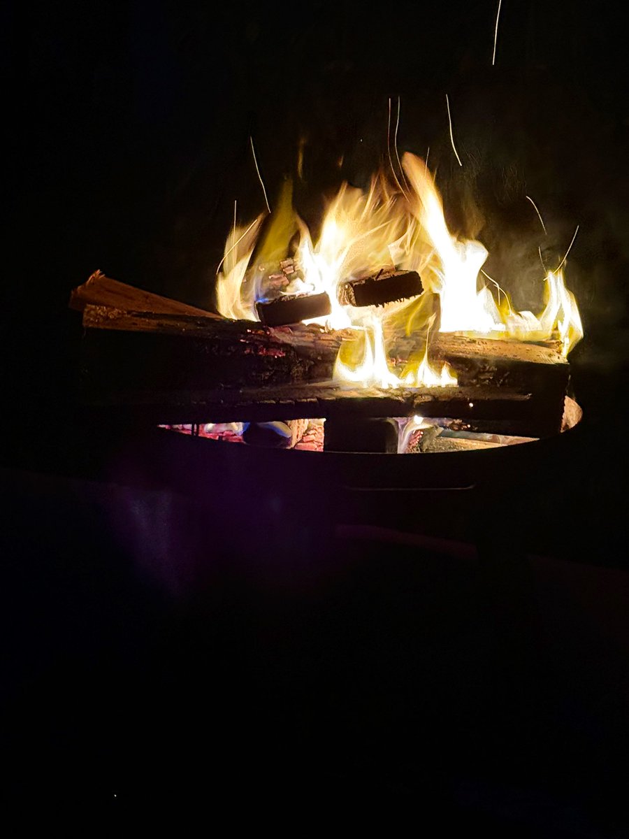 Bierbengele's tweet photo. Schönen Abend. Die Feuerschale auf der Terrasse glüht 🫶🏻 https://t.co/pVY1k0JN2U