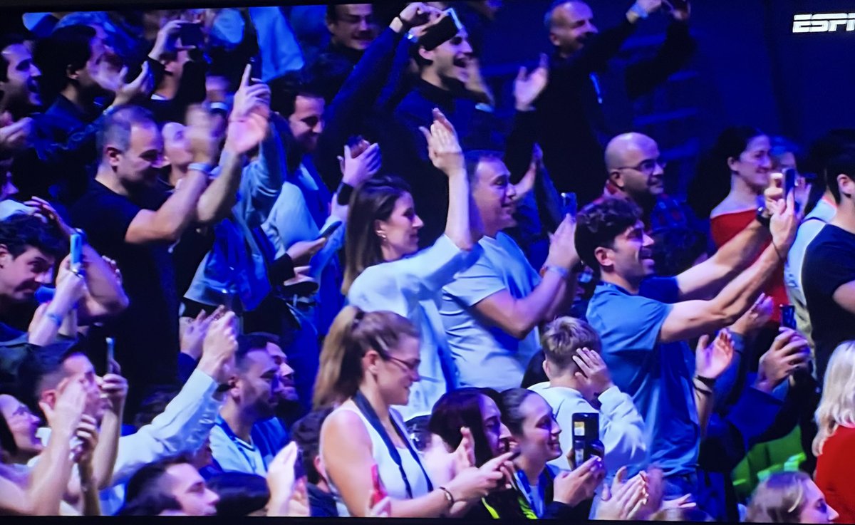 Lo que acaba de hacer <a href="/DjokerNole/">Novak Djokovic</a> !! Vamos por más años más Nole.. el público de pie!