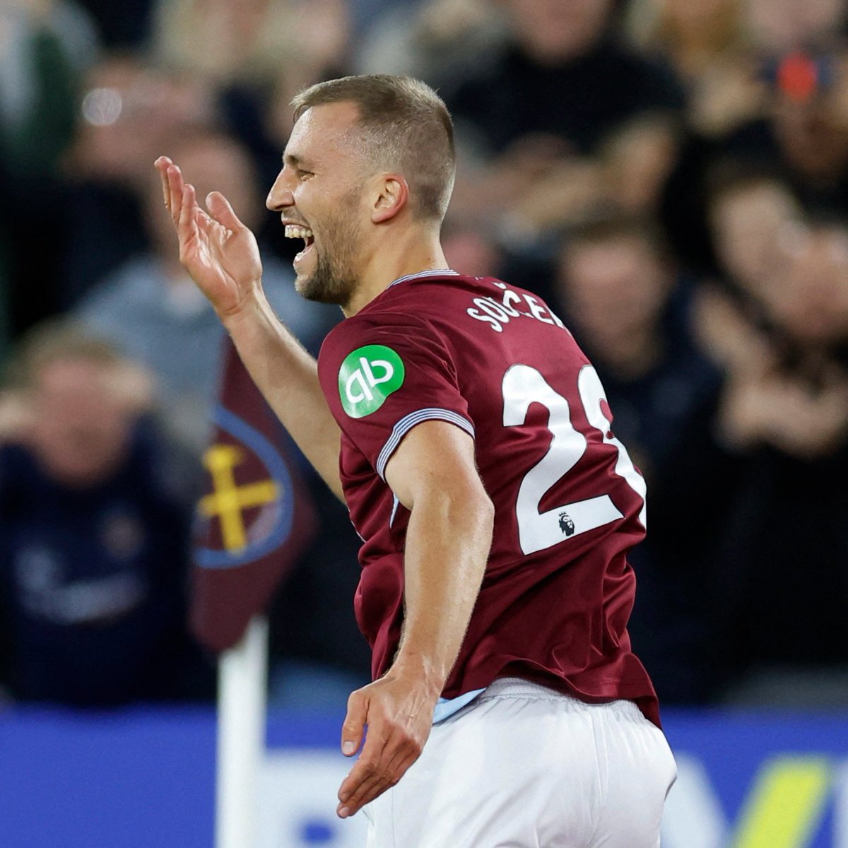 Premier League tweet media