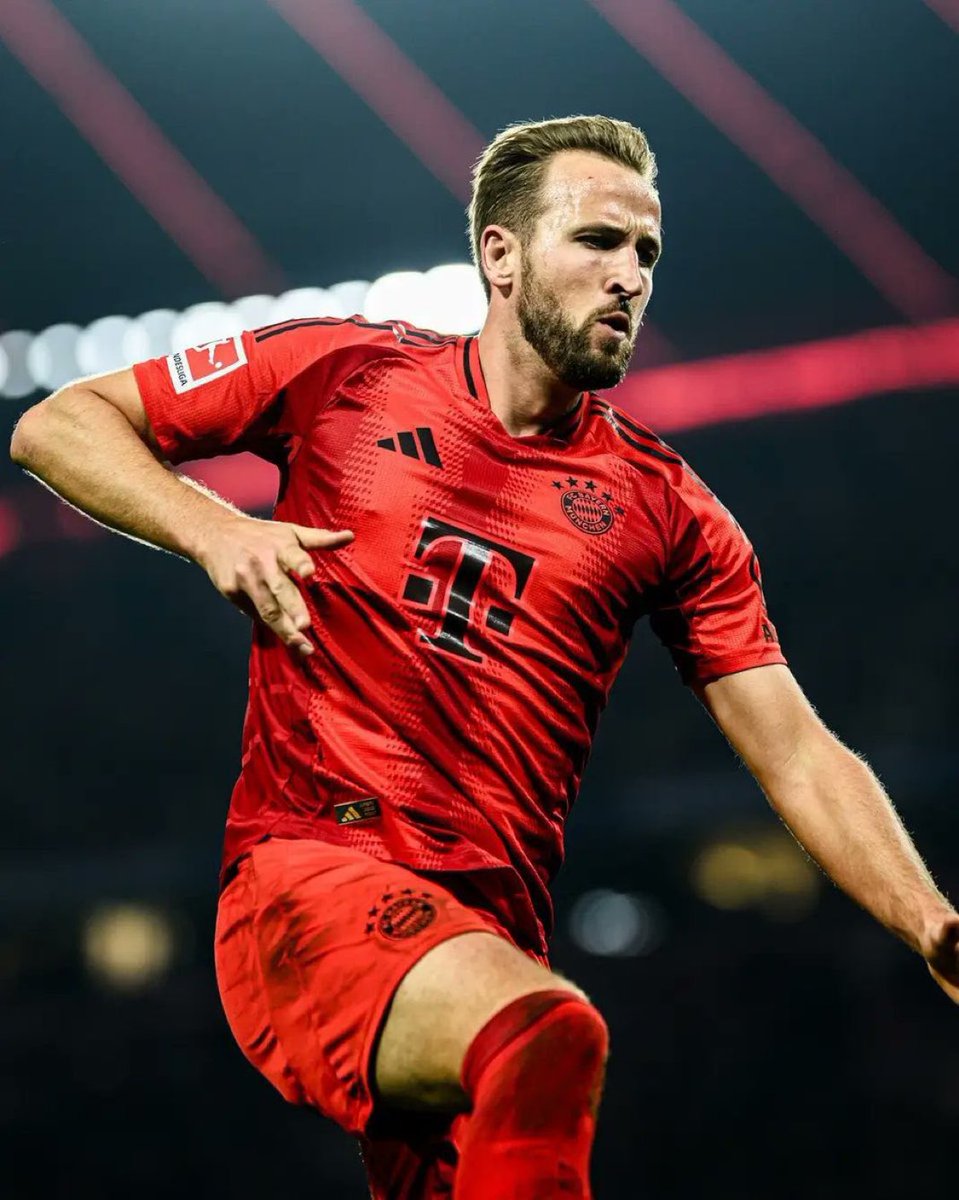 Harry Kane com a camisa do Bayern de Munique:

113 partidas
134 participações em gols

107 gols
27 Assistências