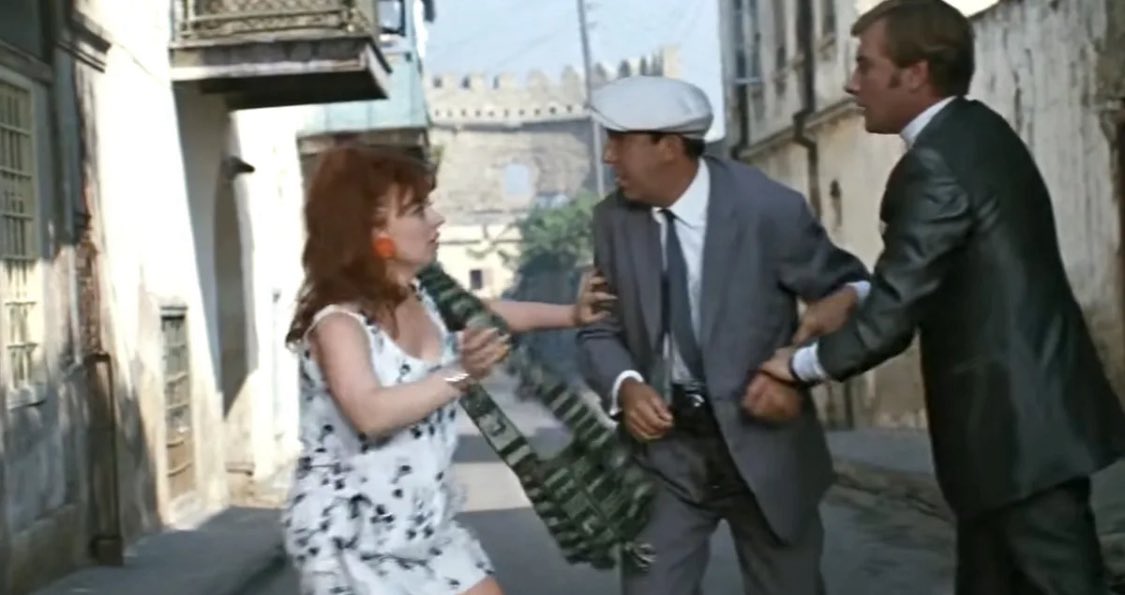 Анджелина Джоли отбивает от тэцэкашника своего водителя