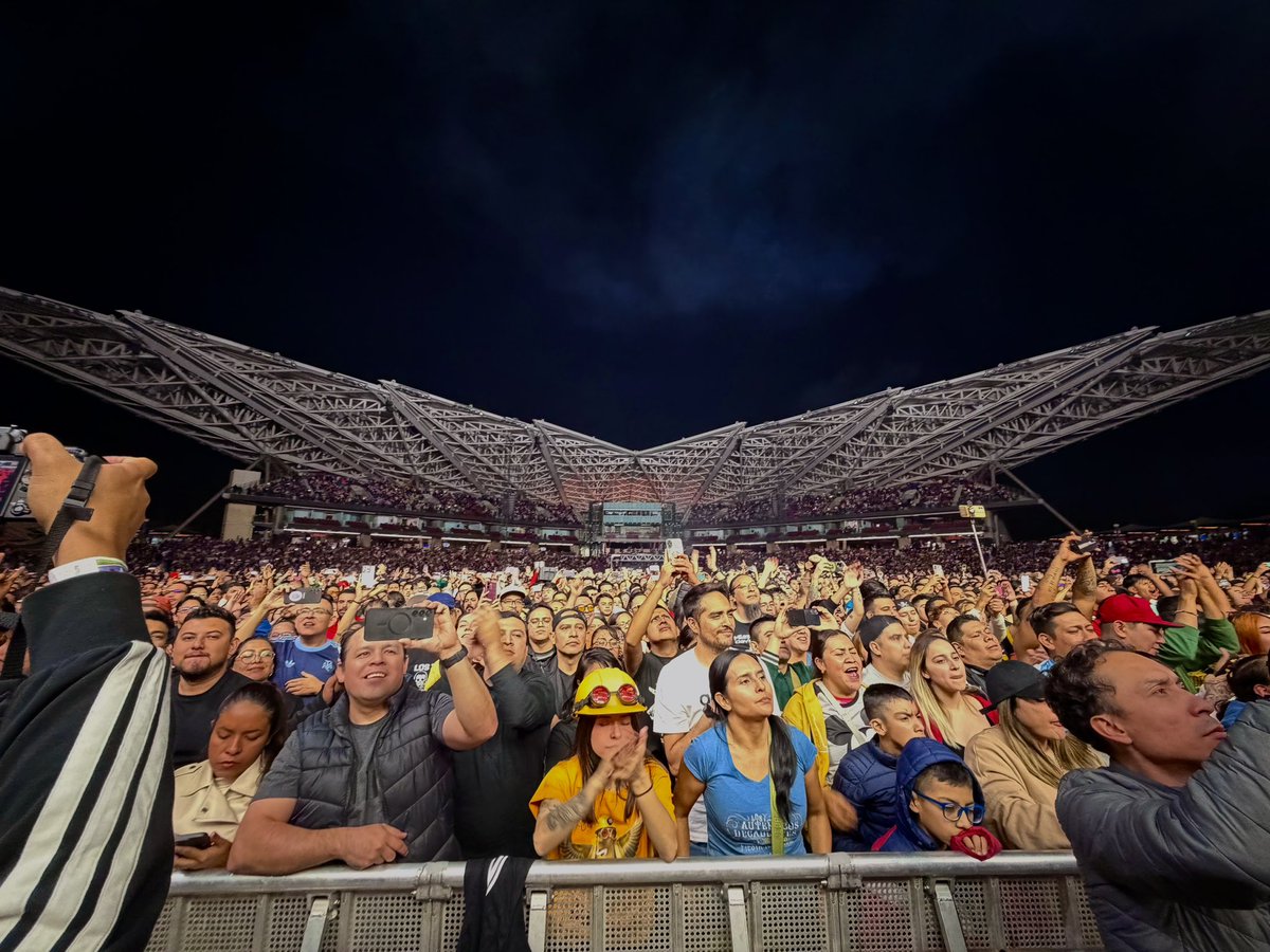HarpEstadio's tweet photo. Cantamos, brincamos, coreamos y bailamos los himnos de @LADecadentes en el Harp. 🎷🏟️ https://t.co/bBuVMKwUJe