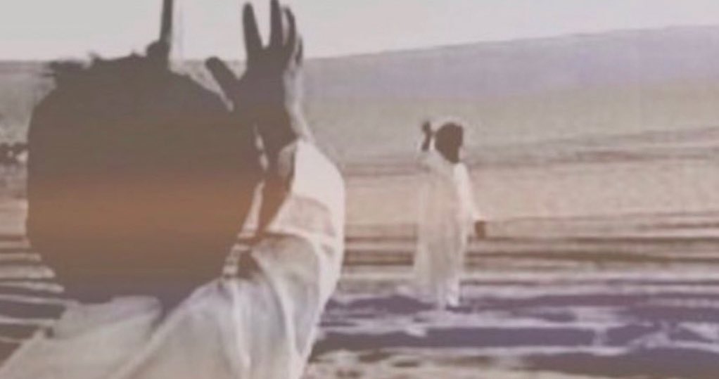 - من اصدق المشاعر  :- 

الليلة اللي تجمع  اخوان  واحباب
ساعاتها تمضي ،، بعمر الثواني

قالوا  فـ امان الله  وانا  على الباب
وصلوا منازلهم وانا في مكاني .!

 -  ك / عبدالله الطلحي