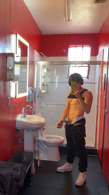 Btw I&rsquo;m like barely 5&rsquo;6&rdquo; https://t.co/UsTJCRJrKd