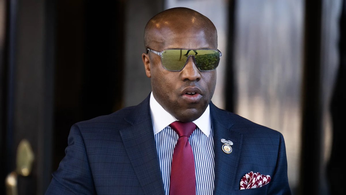 🚨New: Polling shows a competitive Texas Senate Race

Texas Senate Republican primary 
🔴 Ken Paxton 34%
🟡 John Cornyn 27%
🟠 Wesley Hunt 26%
⚪️ Undecideds 13%

Heads:
🟠 Hunt 49% 🟡 Cornyn 32%
🔴 Paxton 46% 🟡 Cornyn 38%
🟠 Hunt 43% 🔴 Paxton 39%

Via: Stratus Intelligence