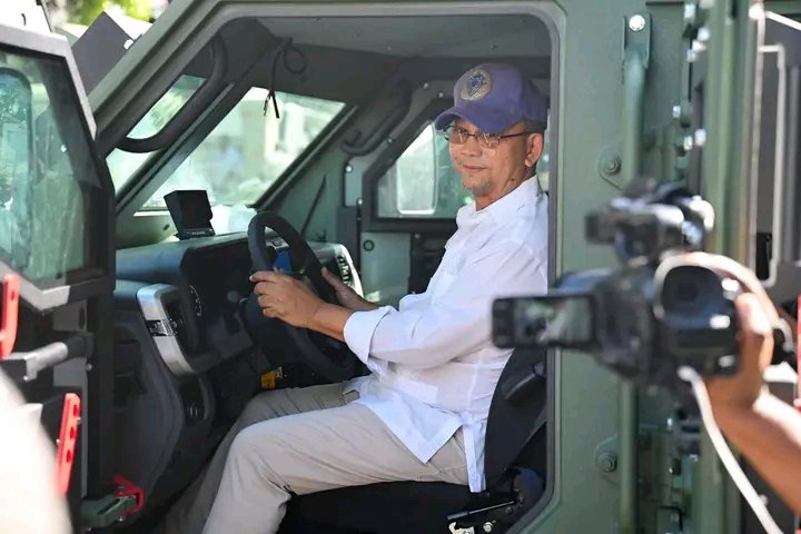 NicolasChr34218's tweet image. Primati 8 Nov 2025
Nan kad #Batay #Gouvènman l lan ap mennen pou Konbat #Gang nan #Peyi a PM @citoyendidier akonpanye @leslievoltaire remèt 7 Machin #Blende bay #FADH la sou yon total de 17 ki prevwa bay,#Materyèl sa yo rantre nan kad pou #Modènize ak #Mobilize travay FADH la