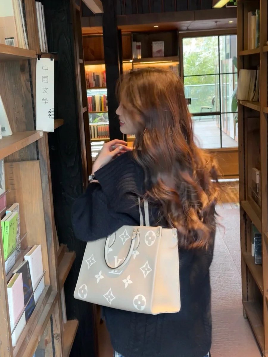 HerGentleDays's tweet image. Some girls go shopping to clear their minds. I go to the library and spend three hours deciding which book to adopt. 📚☕ #PopularRecommendation  #Library #WeekendHoliday